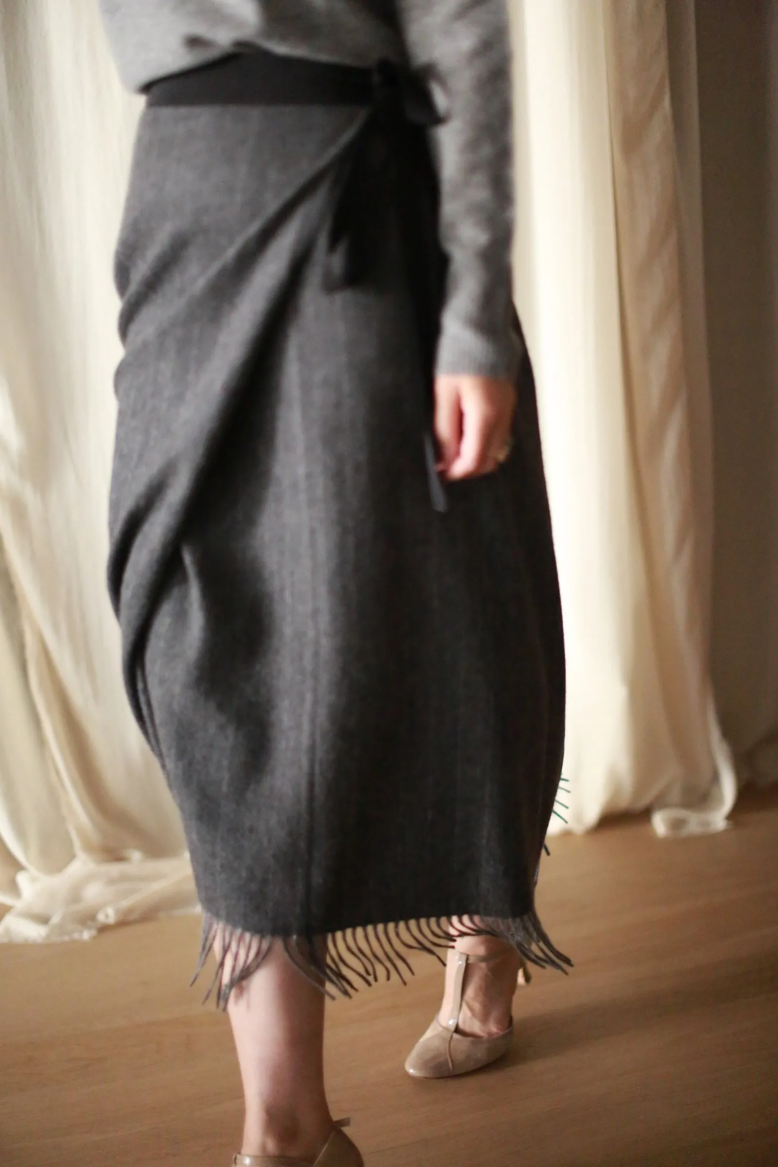 Men's Scarf Petal Skirt | Charcoal